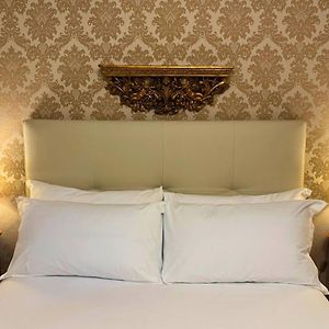 Kleines Zimmer mit Kingsize-Bett
